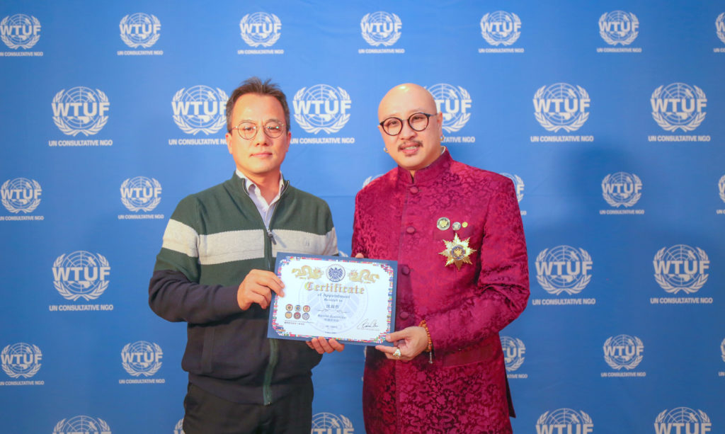 拿督斯里吴达镕教授（右）聘请韩国驻华参赞沈载哲（左）任国际标量波量子研究院特邀研究员