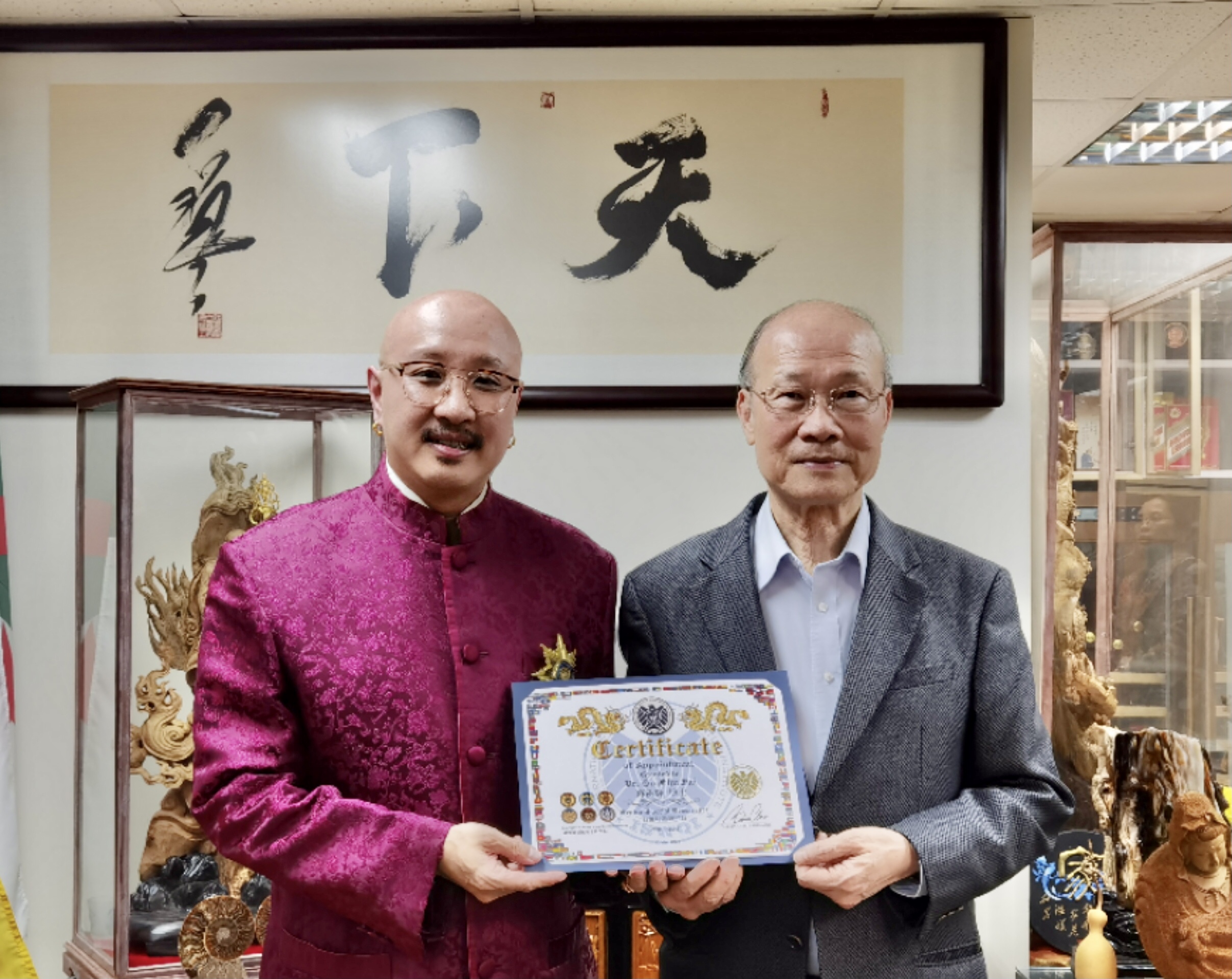 拿督斯里吴達鎔教授（左）聘請蘇樹輝博士（右）任國際標量波量子研究院高級研究員。