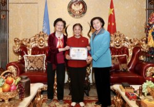 深圳市政协原党组副书记兼常务副主席邵汉青（左）与深圳侨联名誉主席孔爱玲（右）代表国际标量波量子研究院隆重聘请深圳市人大常委会党组成员胡利群（中）为该院高级特邀研究员。